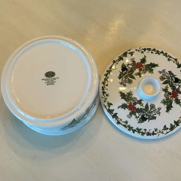 Portmeirion Holly and Ivy Holiday Covered Casserole - Picture 5 of 6